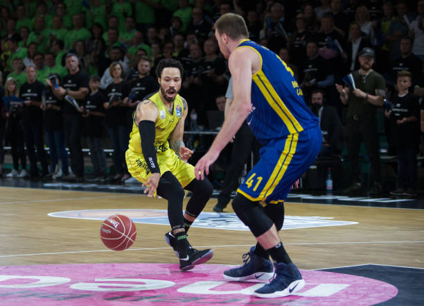 女友：差点因奥尔莫嚼口香糖声音大而搬家，若分手真得上头条（女友爆料：险因奥尔莫嚼口香糖太响搬家，真分手准上头条）